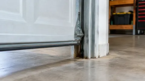 Sambungan bawah pintu garasi dekat lantai