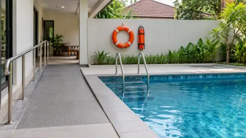Tangga kolam dan pelampung penyelamat di area rumah
