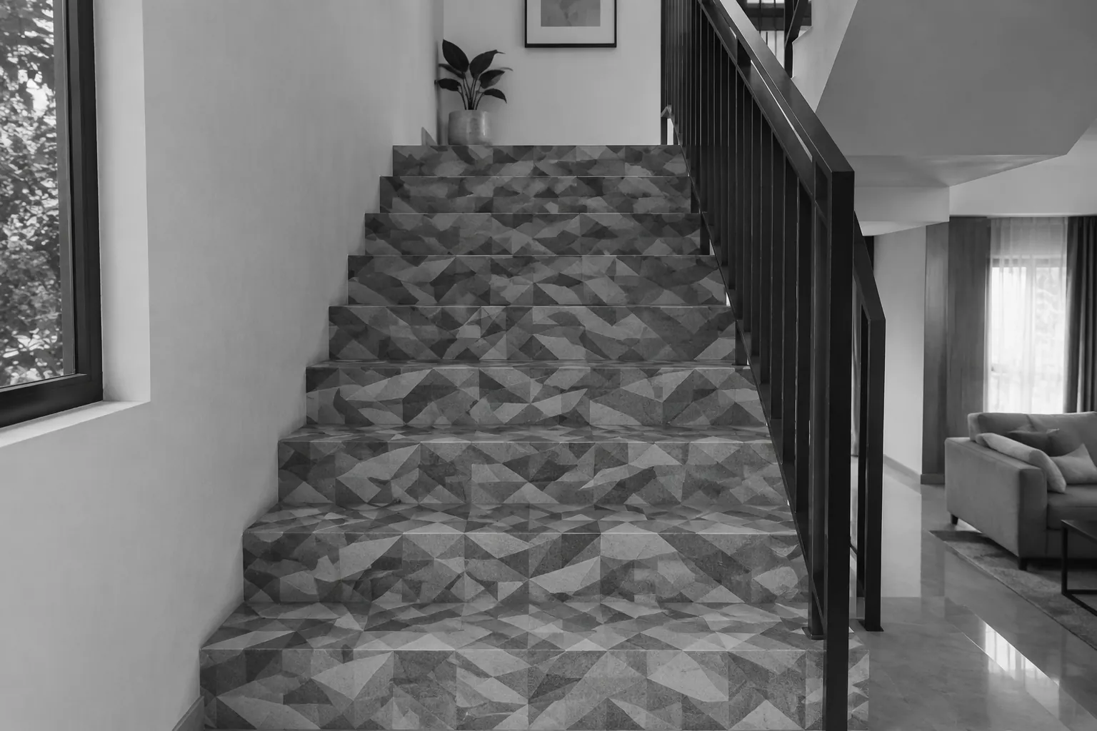 Motif geometris rapat menutupi seluruh bidang pijakan tangga