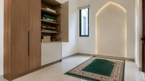 Kabinet penyimpanan kayu di sisi ruang musala