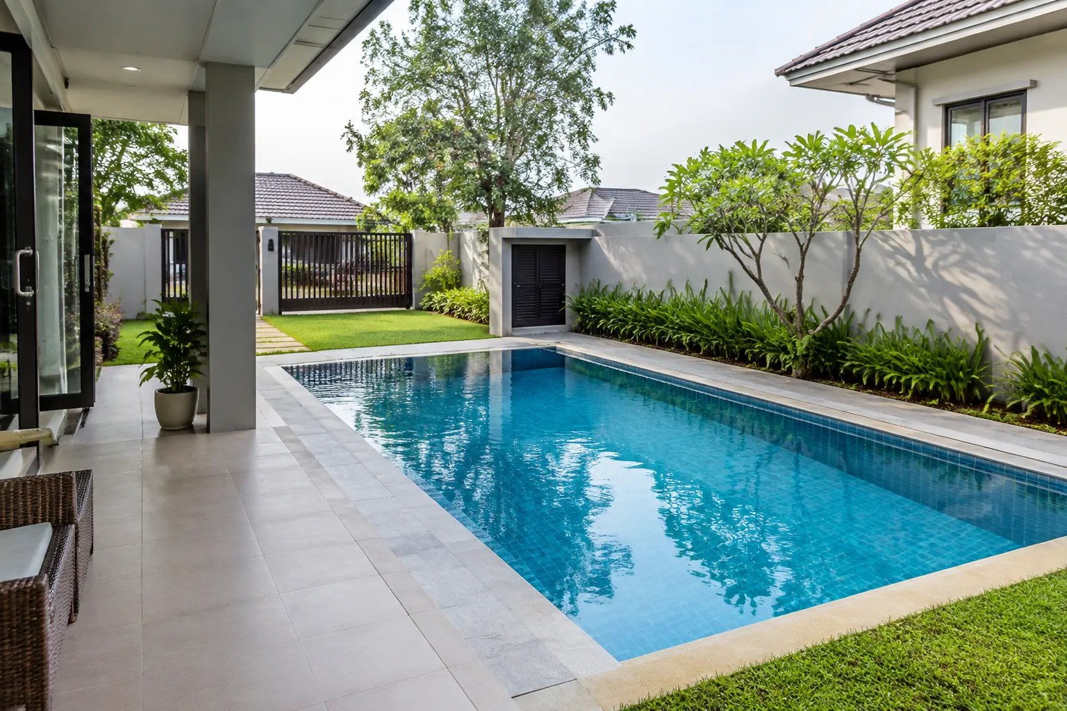 Kolam renang rumah ditempatkan di samping teras dan taman