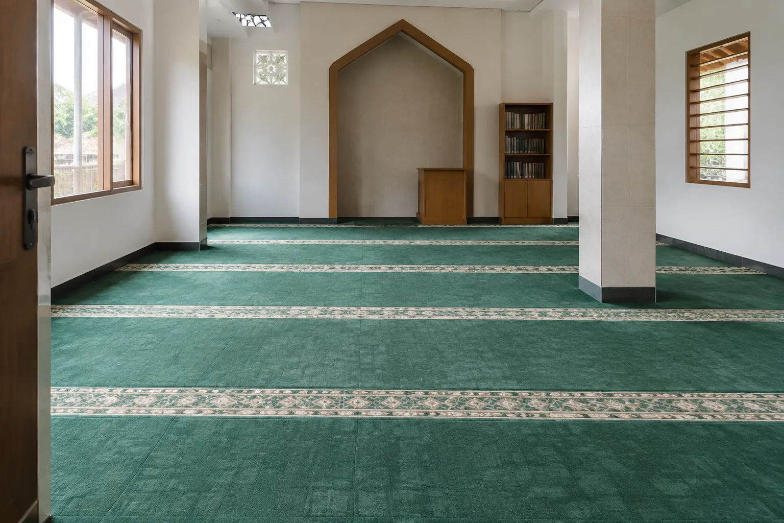 Ruang salat dengan karpet tersusun dalam baris