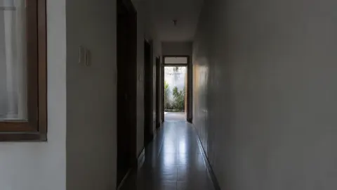 Lorong sempit dengan sedikit cahaya di ujungnya