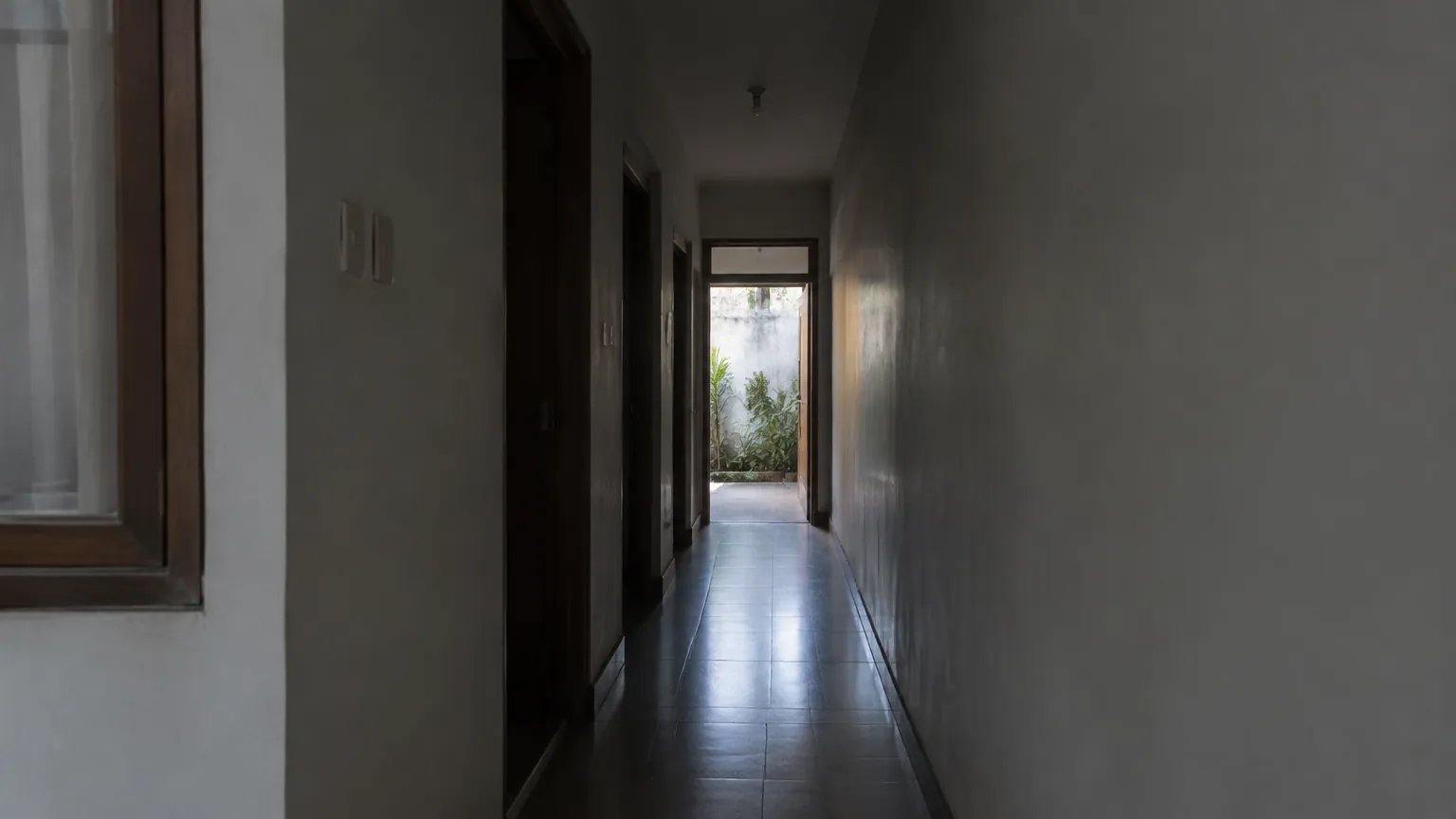 Lorong sempit dengan sedikit cahaya di ujungnya