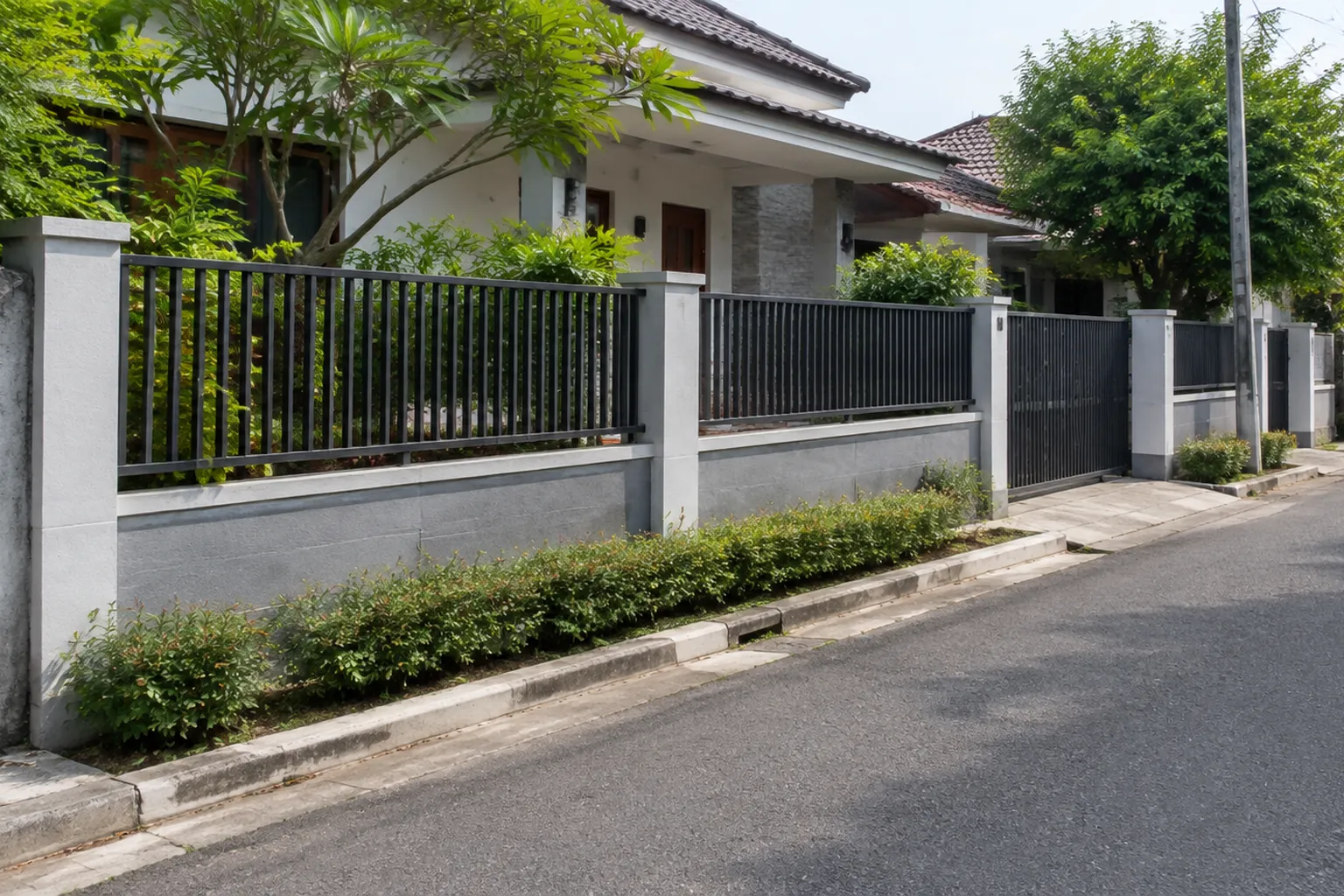 Pagar di sisi jalan.