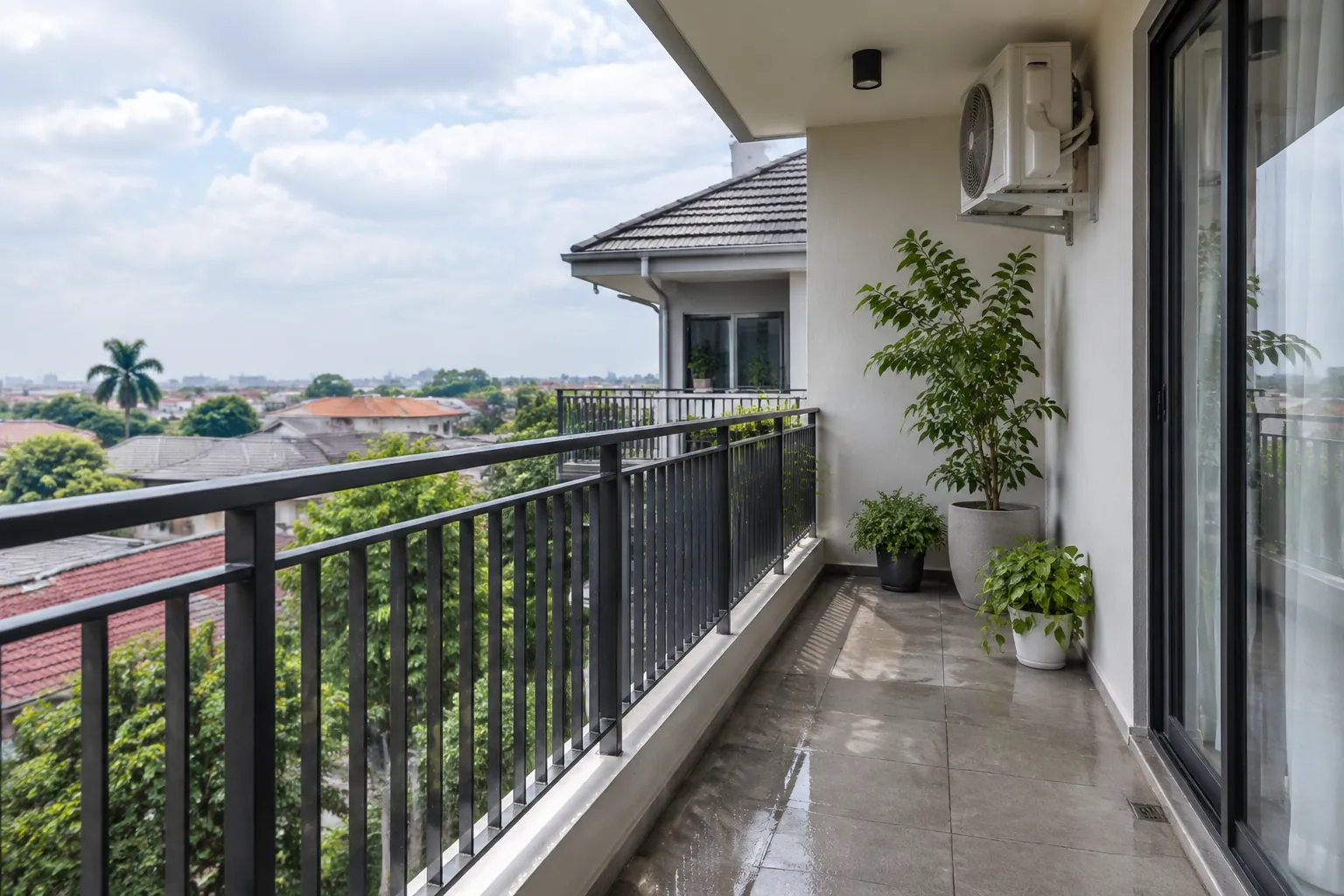 Pagar logam balkon terpapar hujan dan udara luar
