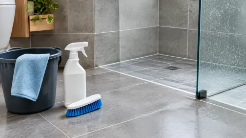 Alat pembersih dan lantai area shower