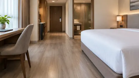 Kamar penginapan dengan tempat tidur dan meja dekat jendela