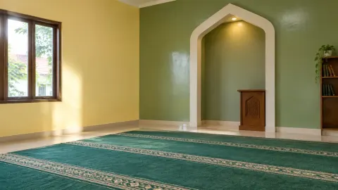 Mushola dengan dua bidang dinding berwarna kontras