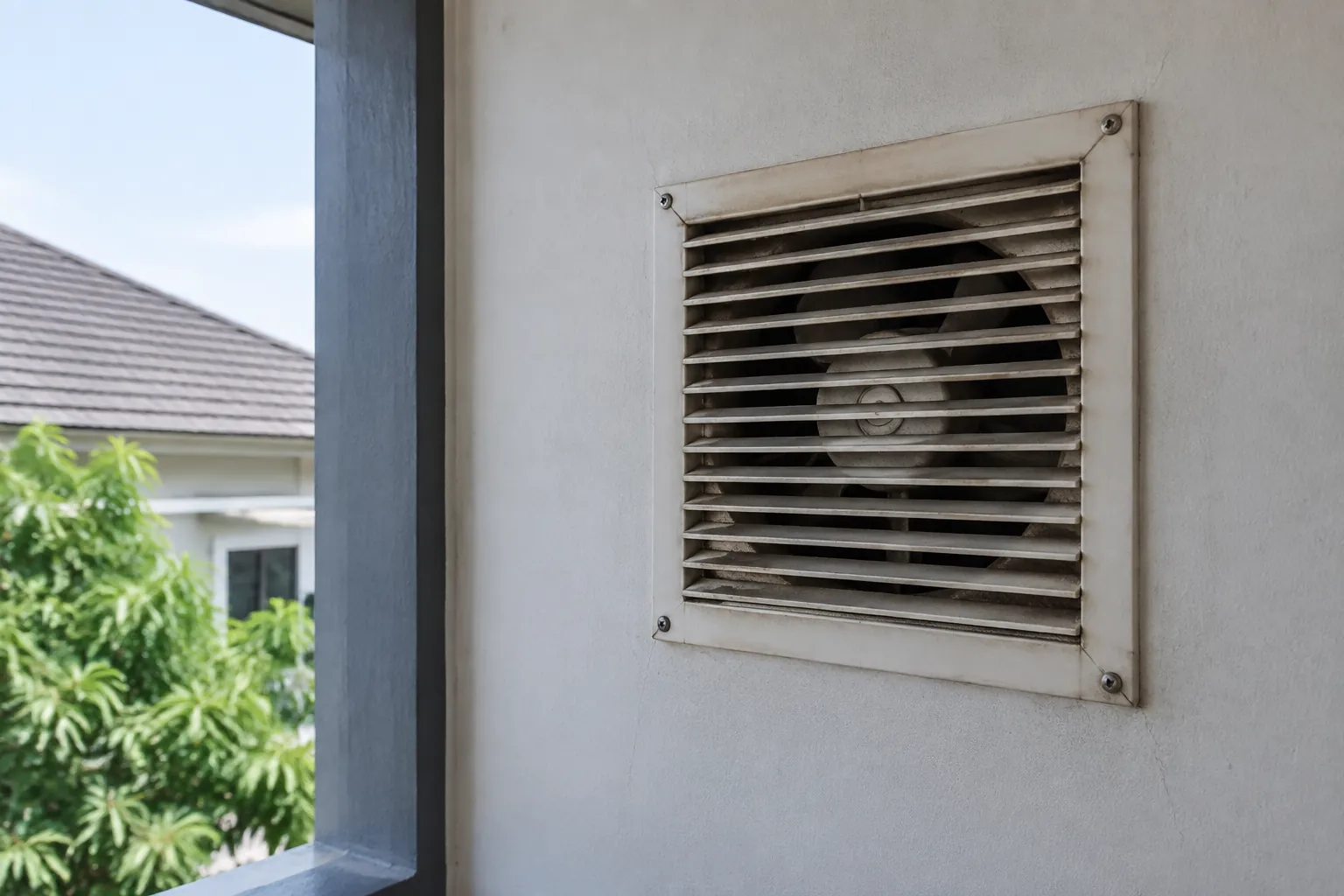 Kisi ventilasi pada dinding luar