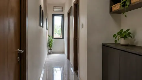 Lorong sempit dengan jendela kecil di ujung