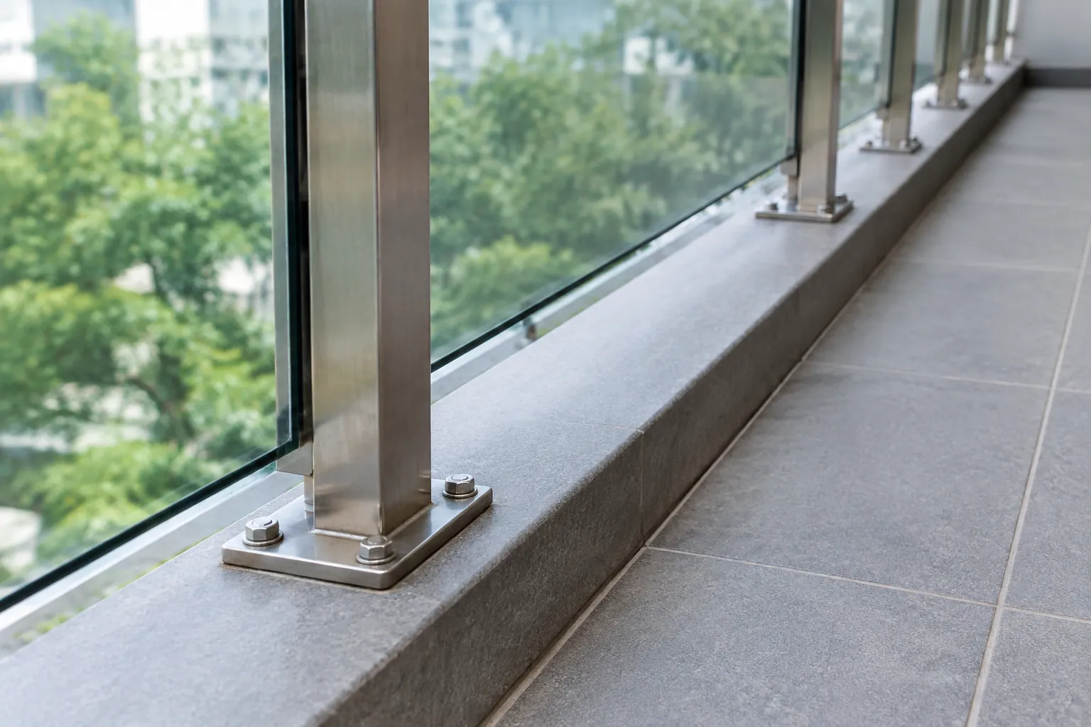 Detail pelat dasar tiang railing logam di tepi balkon