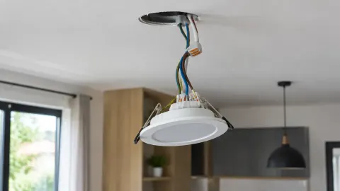 Lampu tanam menggantung dari plafon dengan kabel terlihat