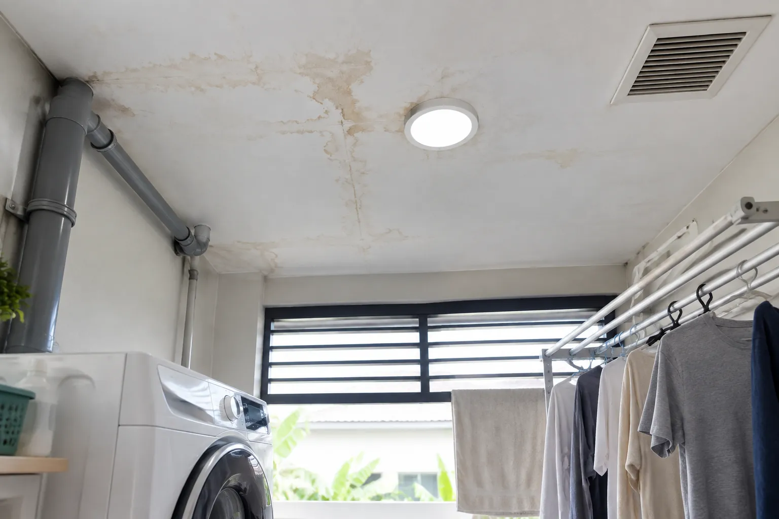 Noda pada plafon di dekat pipa dan jemuran laundry