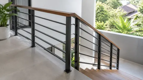 Pagar logam pada tangga rumah