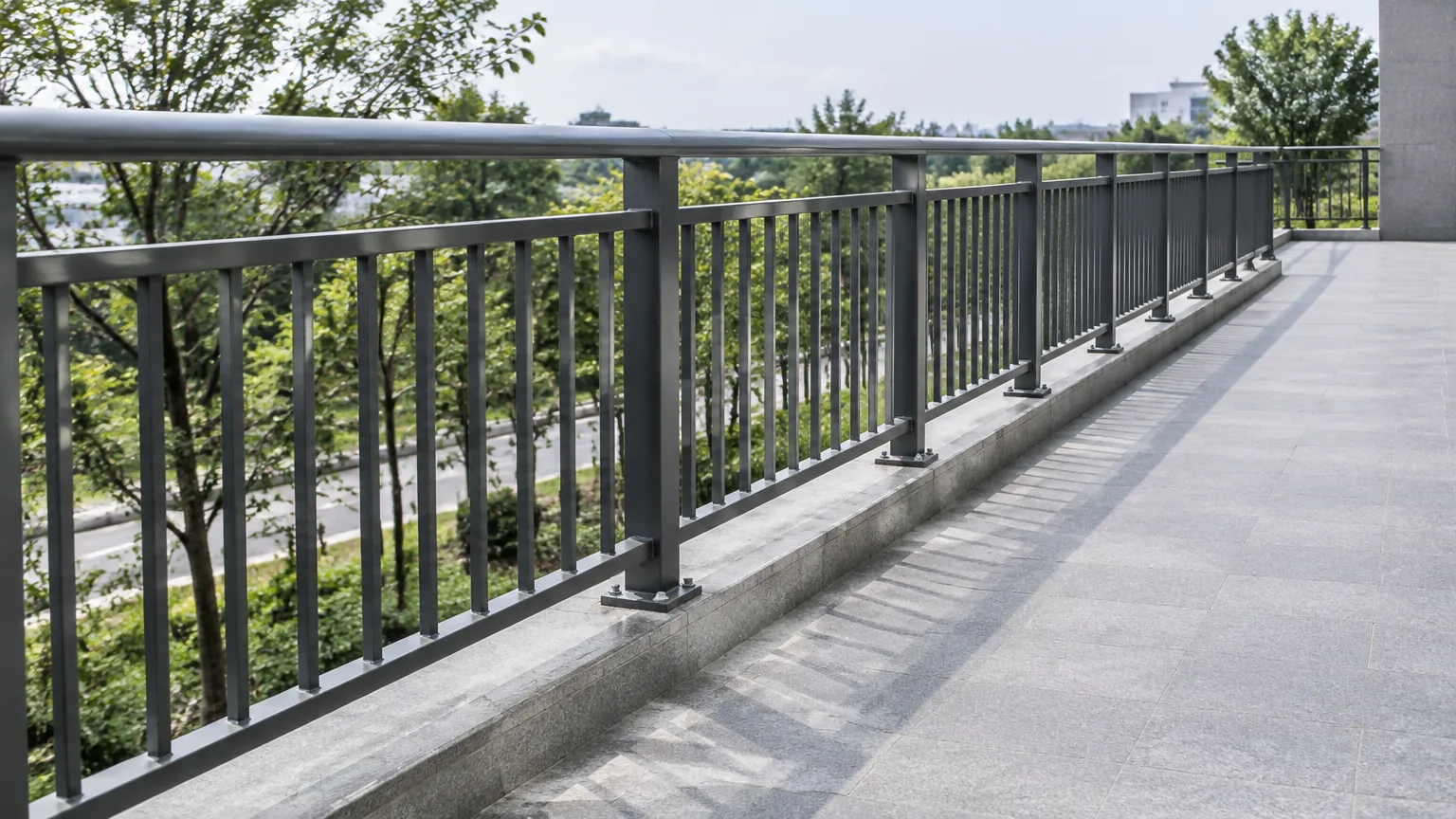 Railing logam gelap pada jalur luar