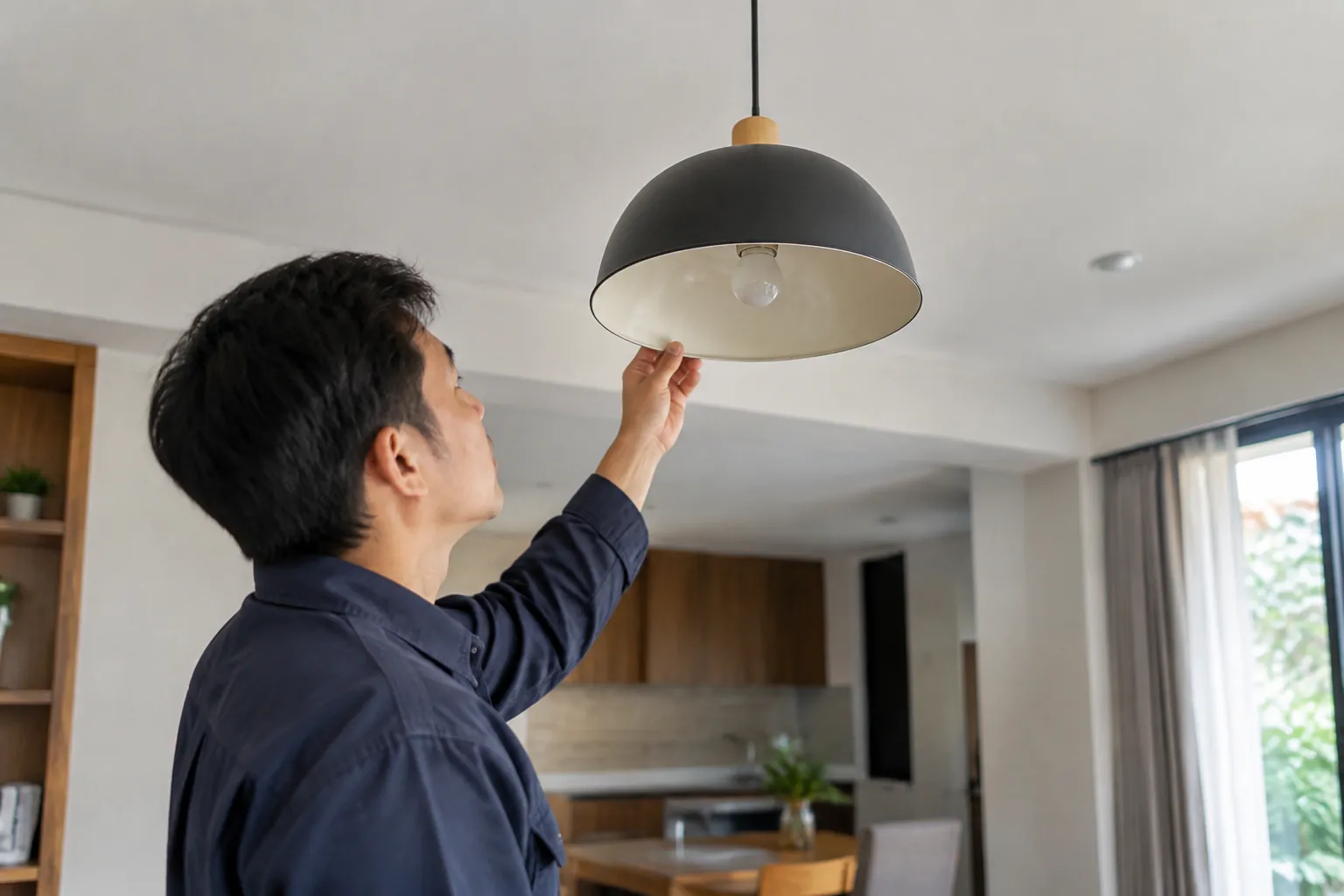 Orang memeriksa lampu.