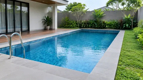 Kolam renang berbentuk persegi panjang di halaman rumah