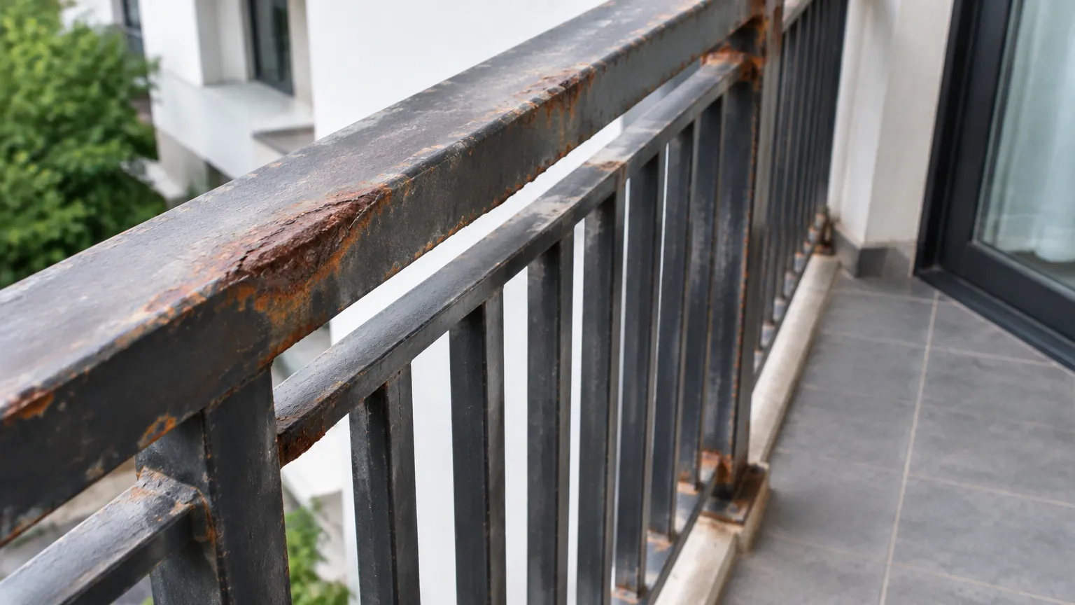 Karat pada pegangan pagar balkon