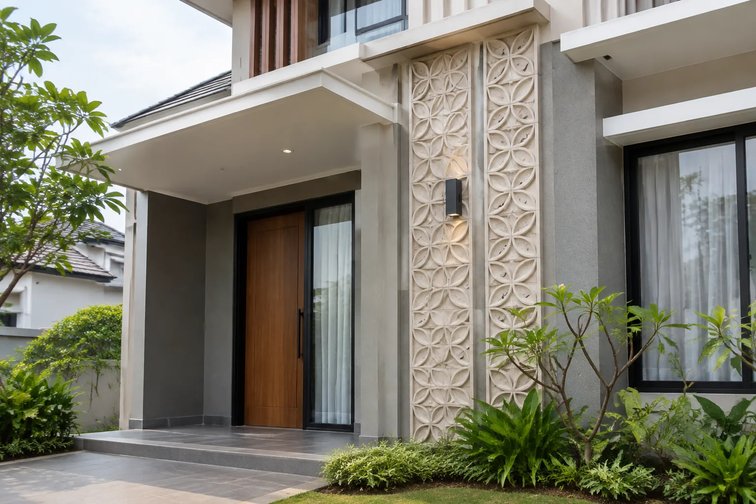 Detail panel ornamen pada bagian depan rumah