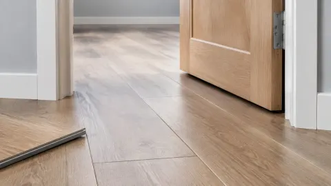 Lantai papan berpola kayu pada ambang pintu
