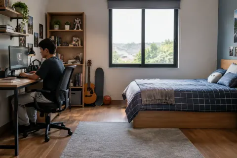 Kamar remaja dengan tempat tidur dan meja kerja
