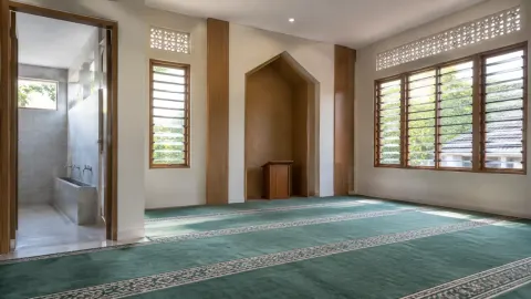 Ruang musala dengan beberapa jendela dan ventilasi dinding
