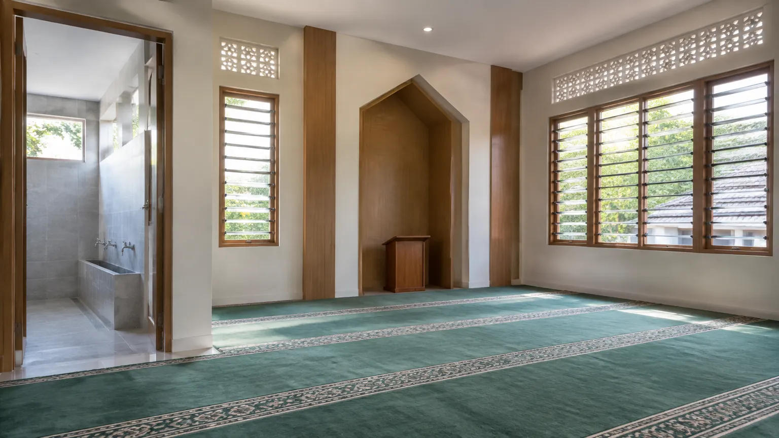 Ruang musala dengan beberapa jendela dan ventilasi dinding