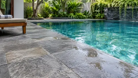 Permukaan batu di sekitar tepi kolam renang
