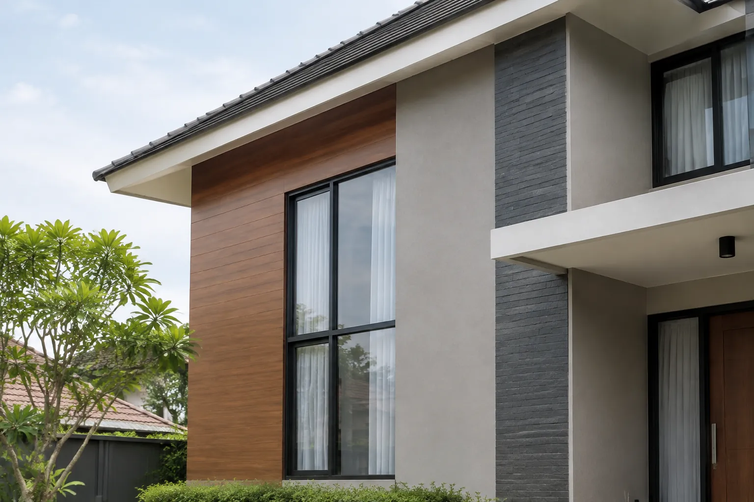 Dua jenis permukaan dan aksen kayu pada fasad rumah