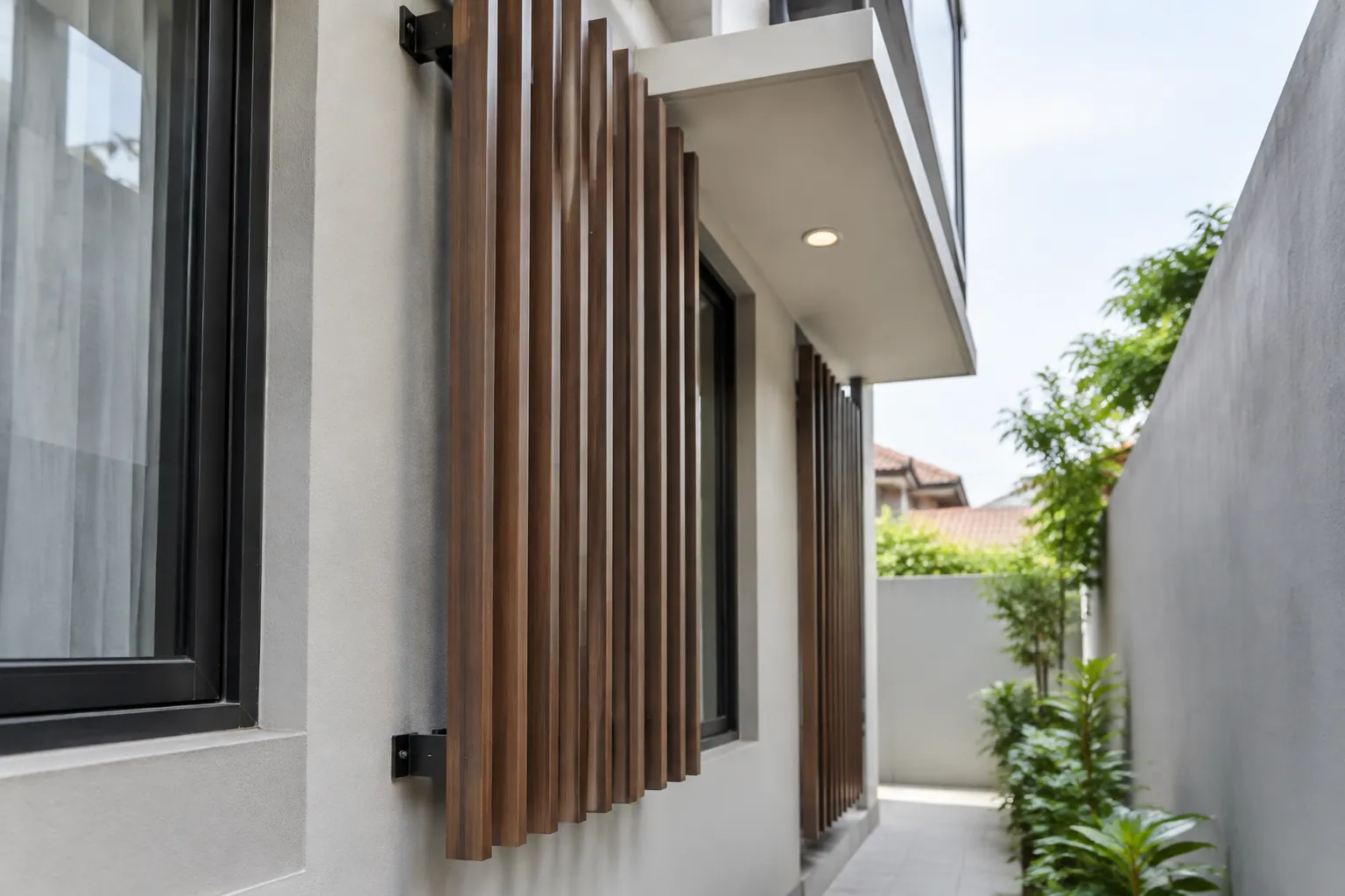 Bilah vertikal menghiasi fasad rumah sempit