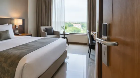 Kamar penginapan dengan akses ke ruang duduk dekat jendela