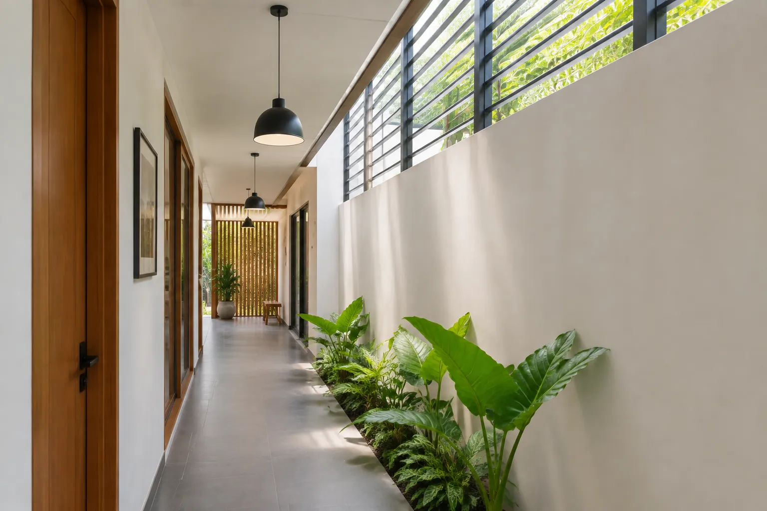 Lorong panjang dengan jendela tinggi dan tanaman