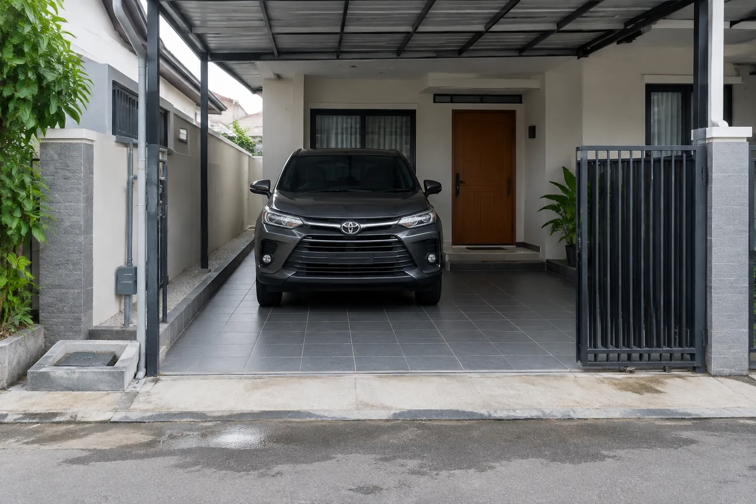 Mobil di carport beratap pada rumah