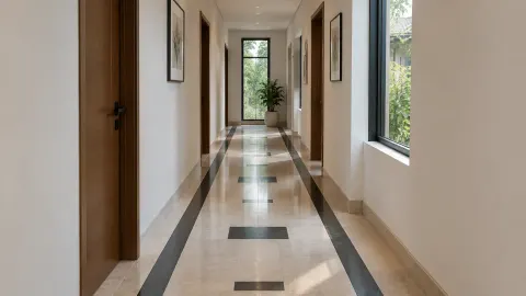 Lorong rumah dengan lantai ubin bergaris dan jendela samping