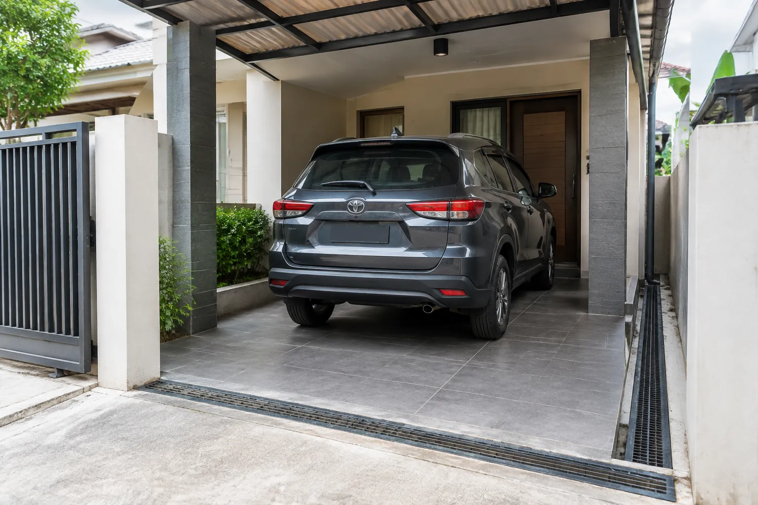 Carport dengan mobil dan lantai setelah pekerjaan