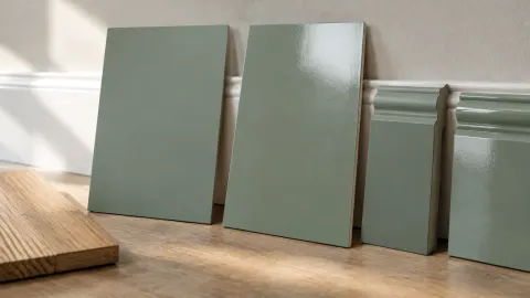 Sampel warna trim hijau di depan dinding