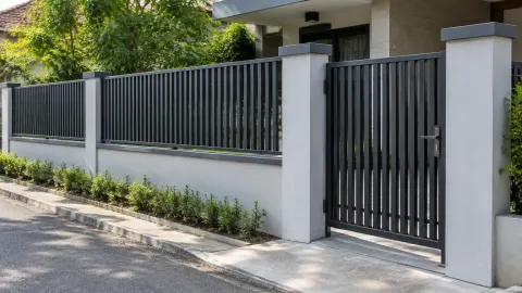 Pagar logam pada batas depan rumah