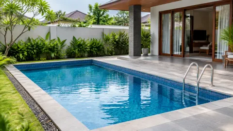 Kolam renang kecil di samping teras rumah