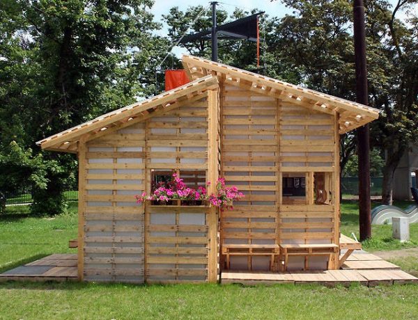 desain rumah unik dari kayu palet