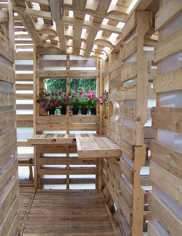 interior rumah unik dari kayu palet