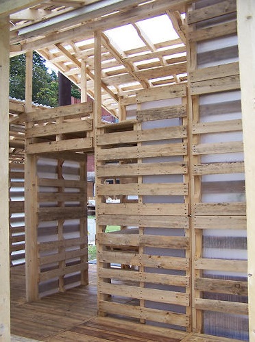 interior rumah unik dari kayu palet
