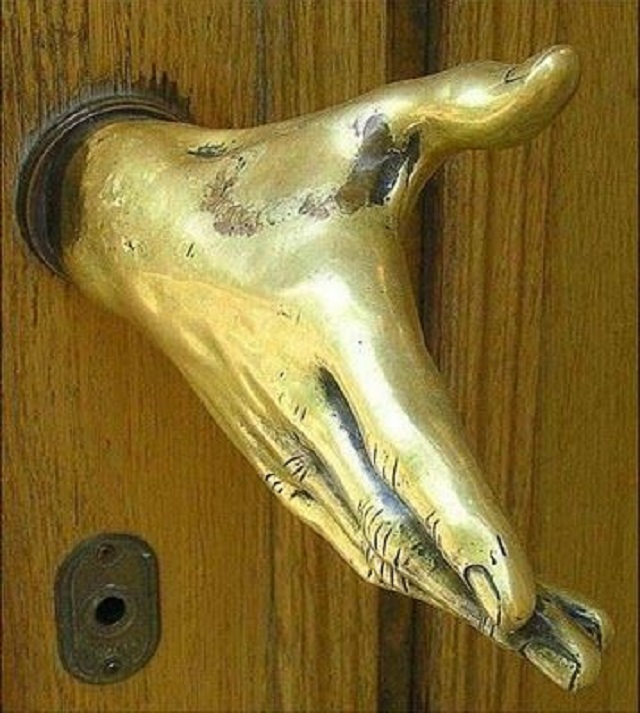gagang pintu bentuk tangan
