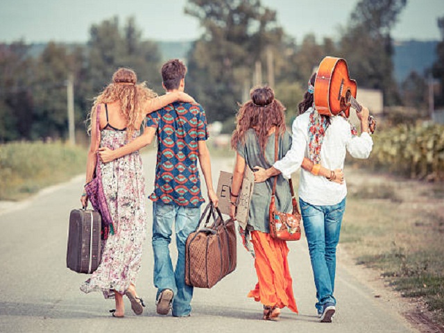penampilan kaum hippie dengan bohemian style-nya yang terkenal
