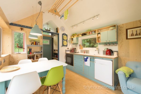 dapur dan ruang makan rumah kecil sederhana