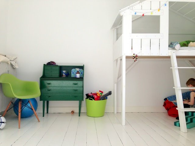 ide desain interior yang unik dan menarik; desain tempat tidur anak menyerupai konsep rumah pohon
