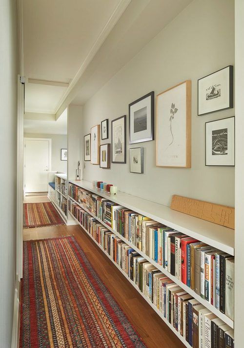 Rak buku keren dan fungsional; perpustakaan di hall way