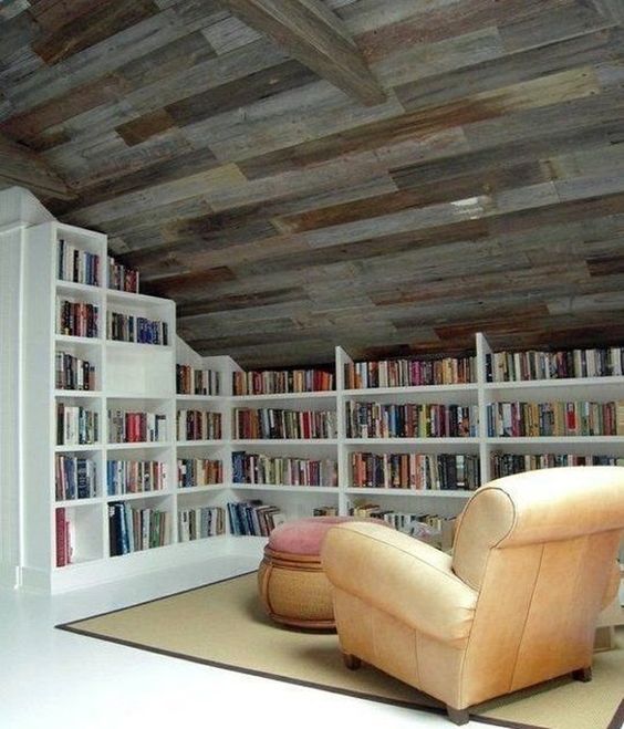Rak buku keren dan fungsional; perpustakaan di loteng rumah