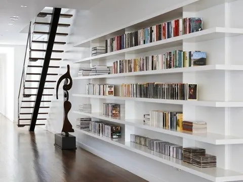 desain rak buku keren dan fungsional menyatu dengan dinding