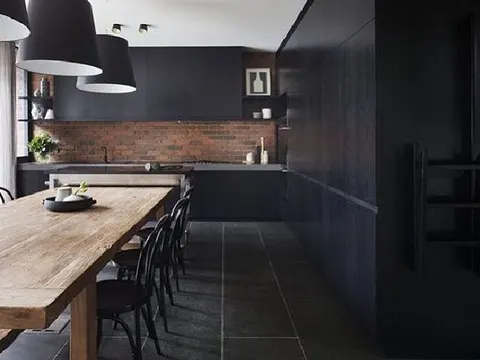 desain ruang dengan skema warna gelap; desain dapur dengan skema warna hitam yang formal dan elegan